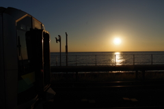日没の列車 H100