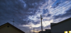 夕闇に染まってゆく空
