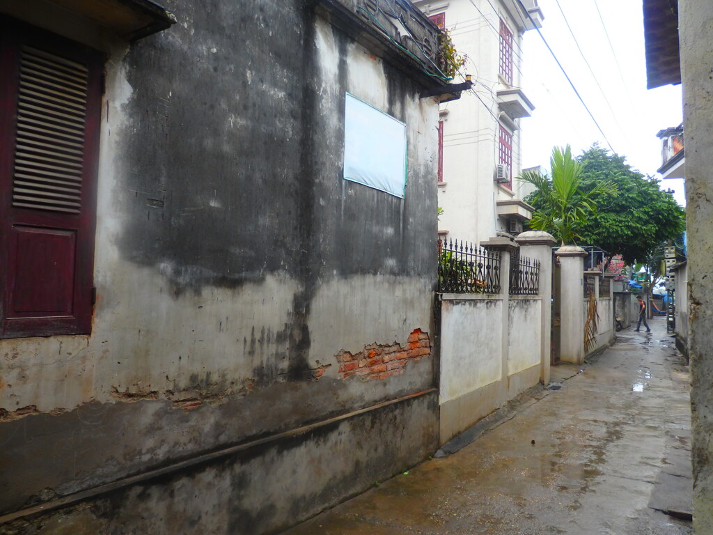 雨上がりの路地裏２