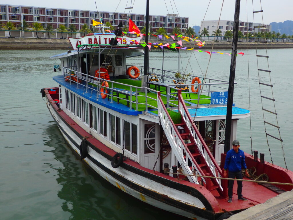 いざハロン湾へ。