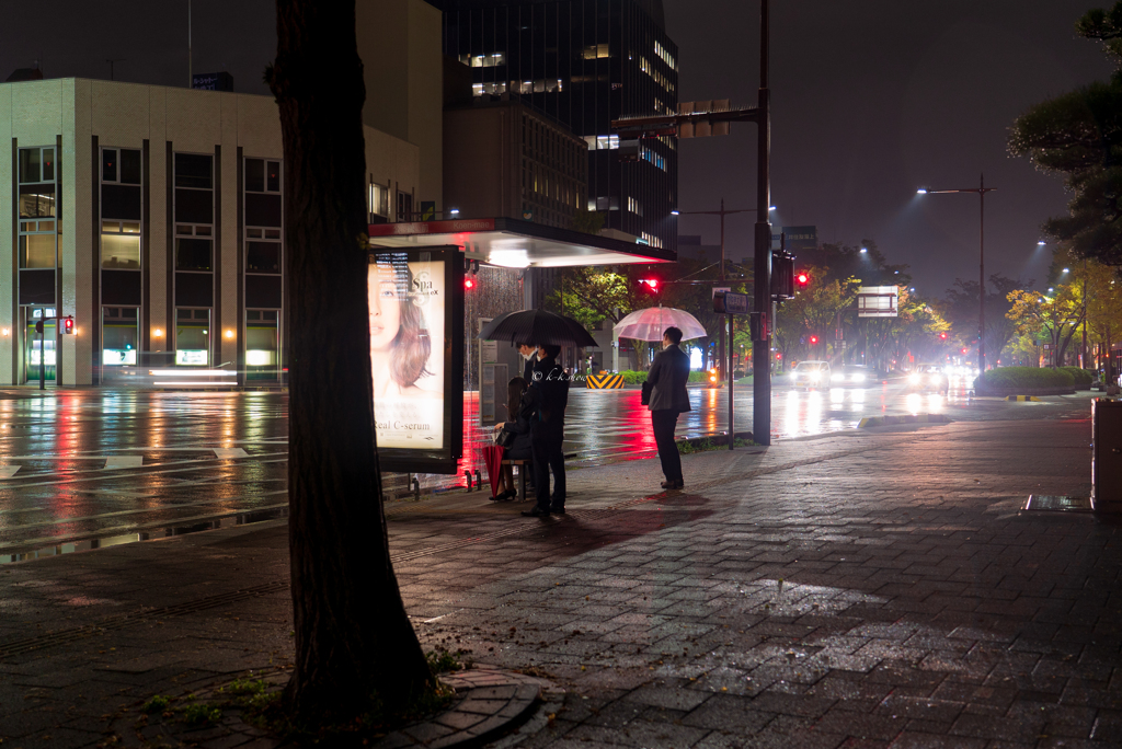 雨の日のバス停