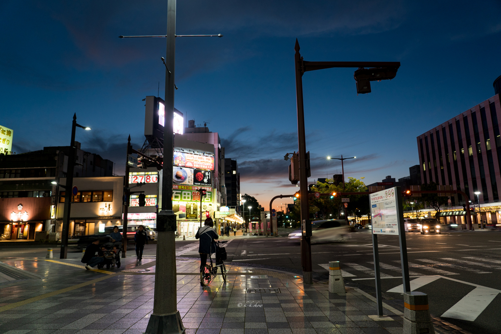夕暮れの駅前