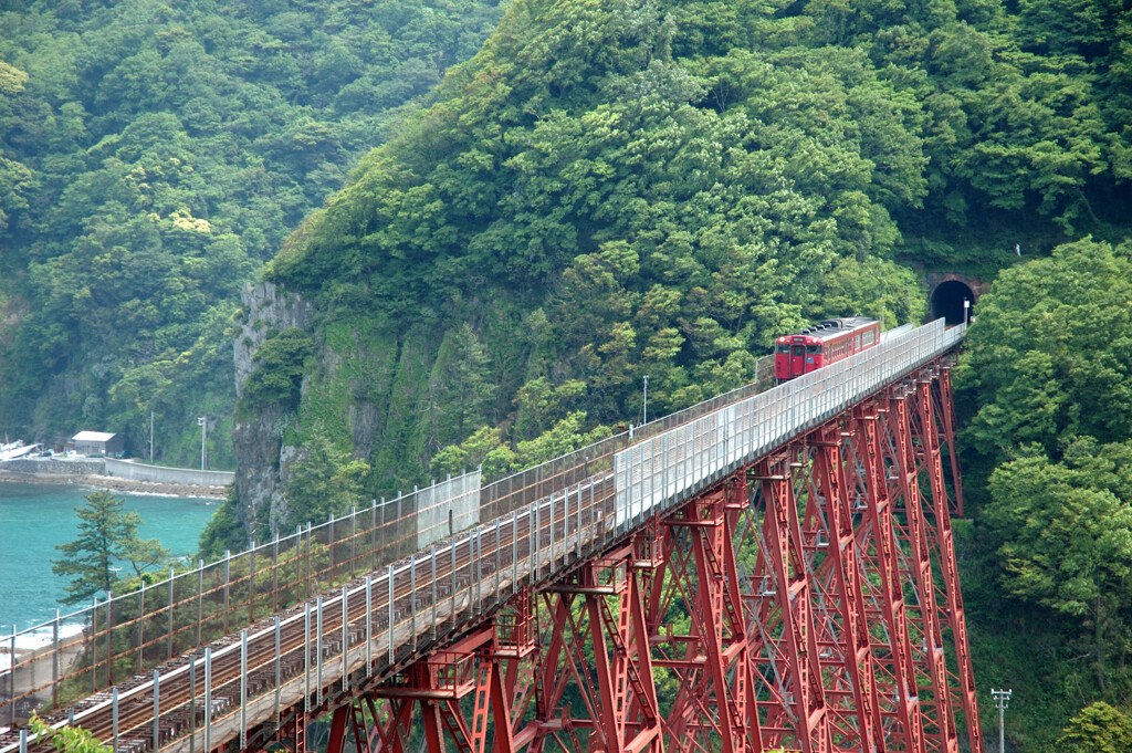 旧余部鉄橋とディーゼル車