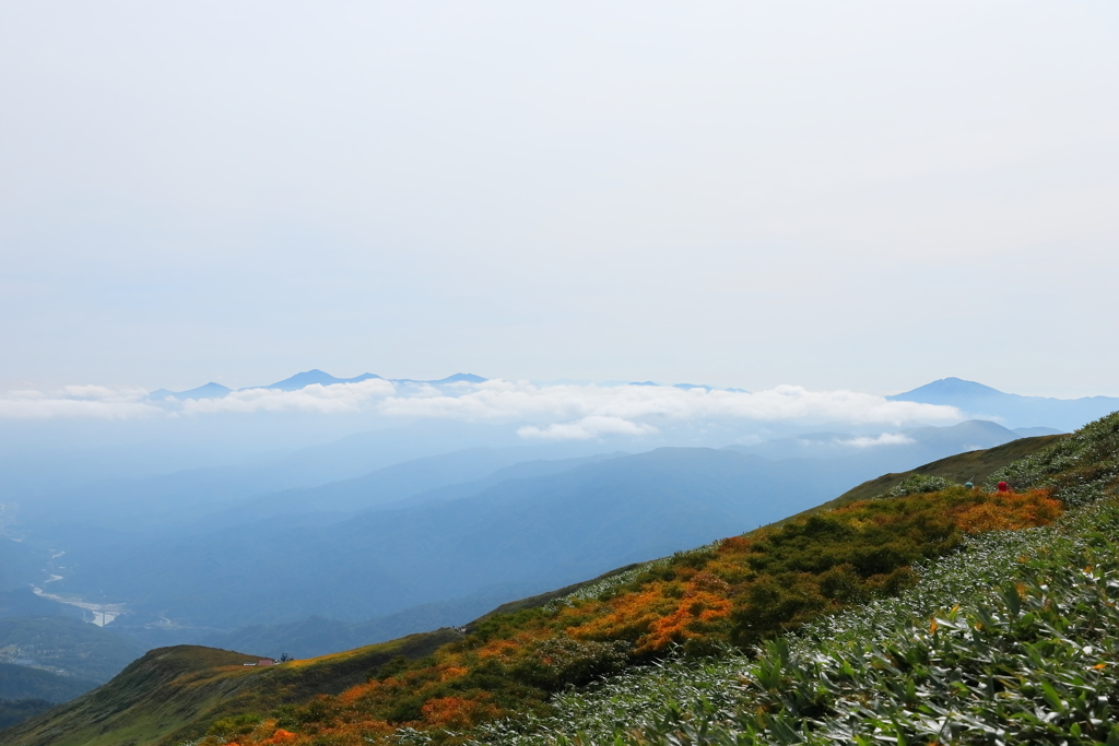 月山から朝日連峰を望む