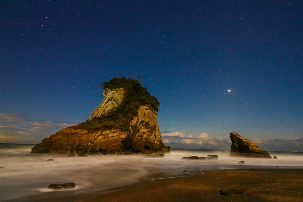 夜明けへの波音