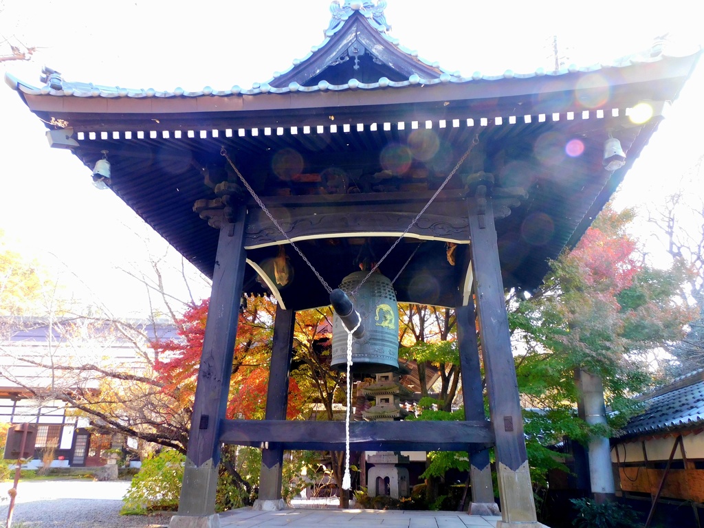 山のお寺の鐘が鳴る