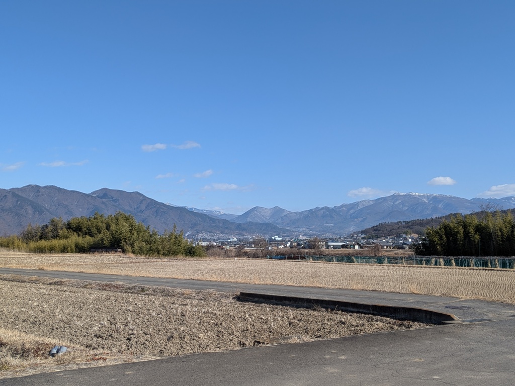 山々に抱かれた農道