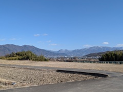 山々に抱かれた農道