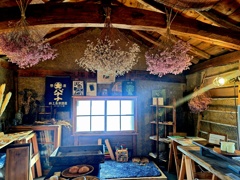 梁のある店内