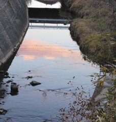 川面に、茜　射す