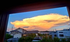 窓の外にこんな雲が見えました