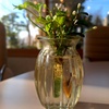 テーブルに花を