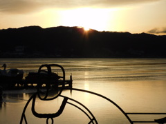 湖面に輝く光の道