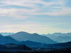 青く重なり合う稜線