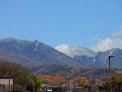 紅葉の向こうに冠雪