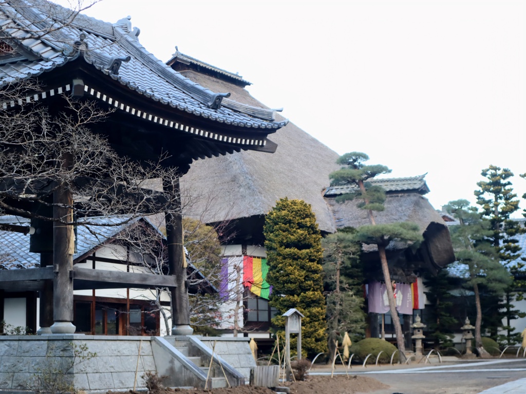 鐘楼堂と本堂