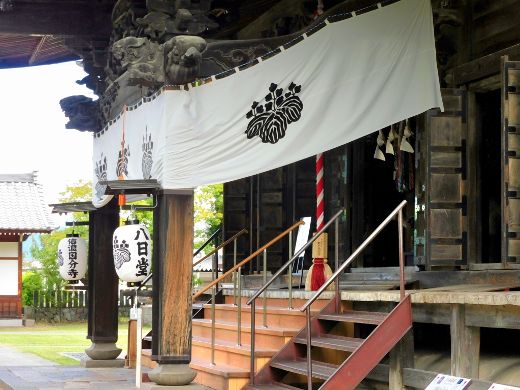 八日堂のお薬師さん