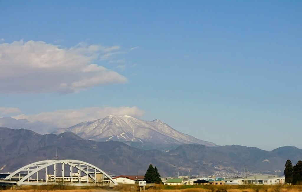 飯綱山とローゼ橋