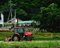 赤いトラクター