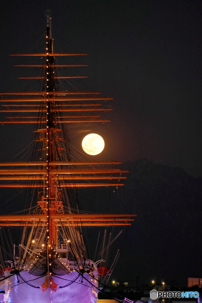 剣岳にのぼる満月