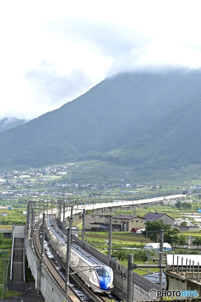 高社山を背に　北陸新幹線はくたか　
