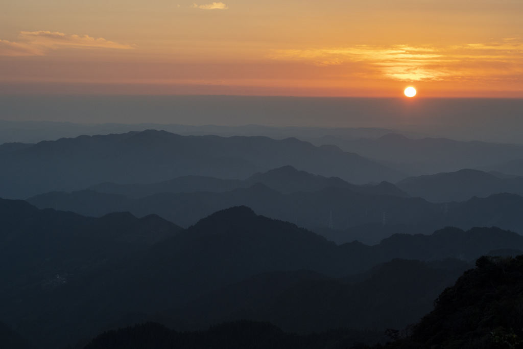 夕日に照らされる山々