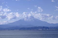 雪をかぶっている富士山