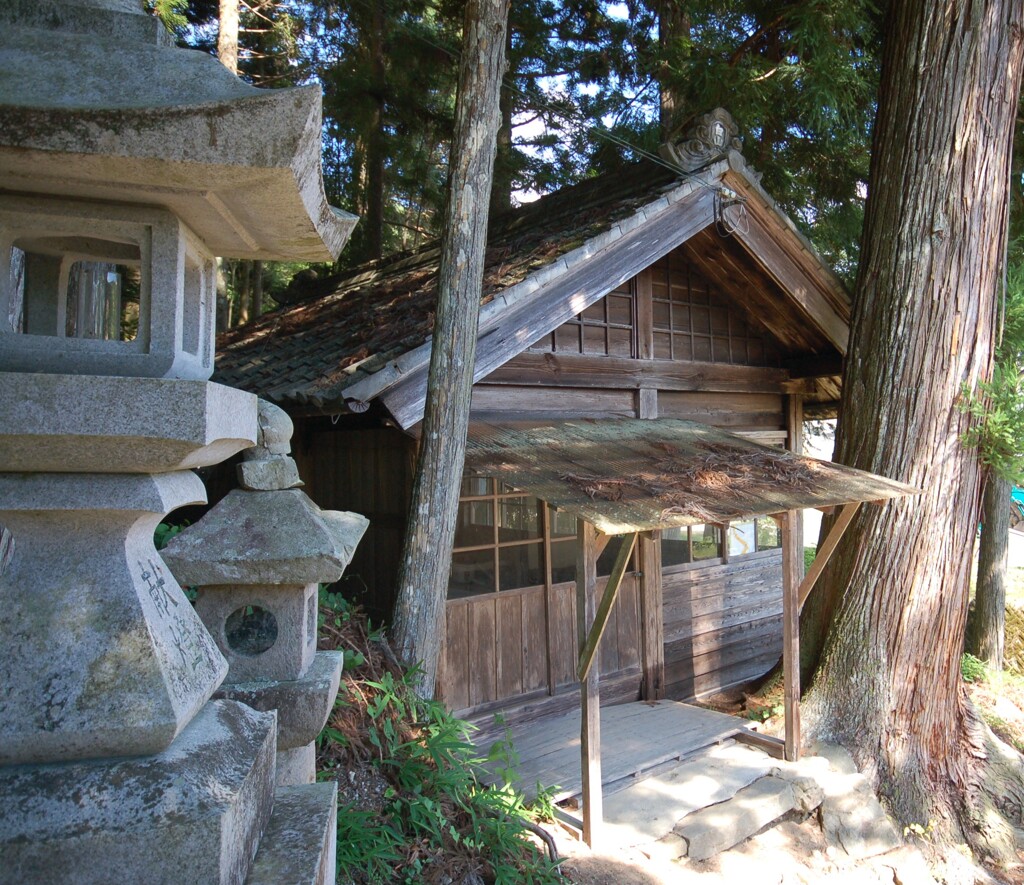 石灯篭の向こうには