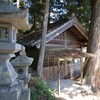 石灯篭の向こうには
