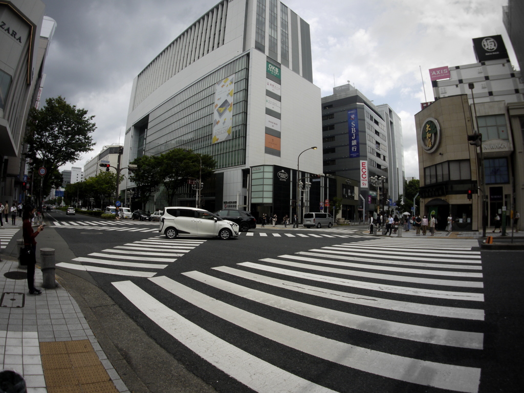 街の交差点。