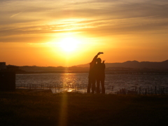 夕陽に向かい撮影する二人。