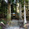 山中の神社。