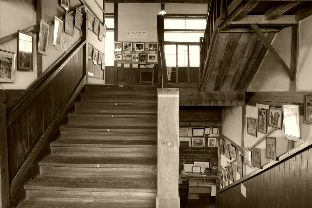 廃校の階段