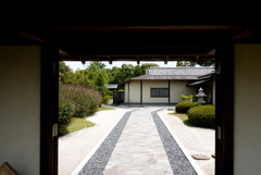 門を入って。