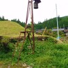 集落を見守る。