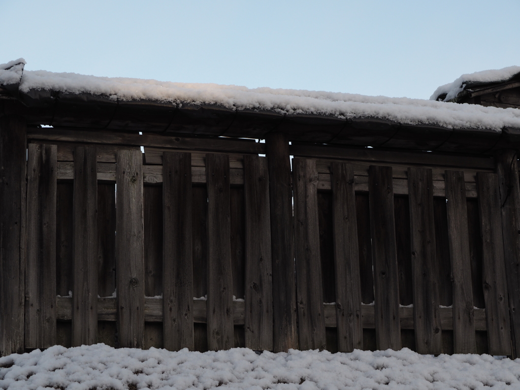 板塀も雪が。