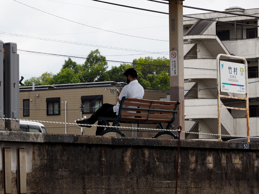 電車を待つ人