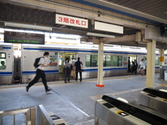 駅にて