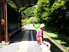 田舎の駅で