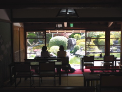 窓越しに。