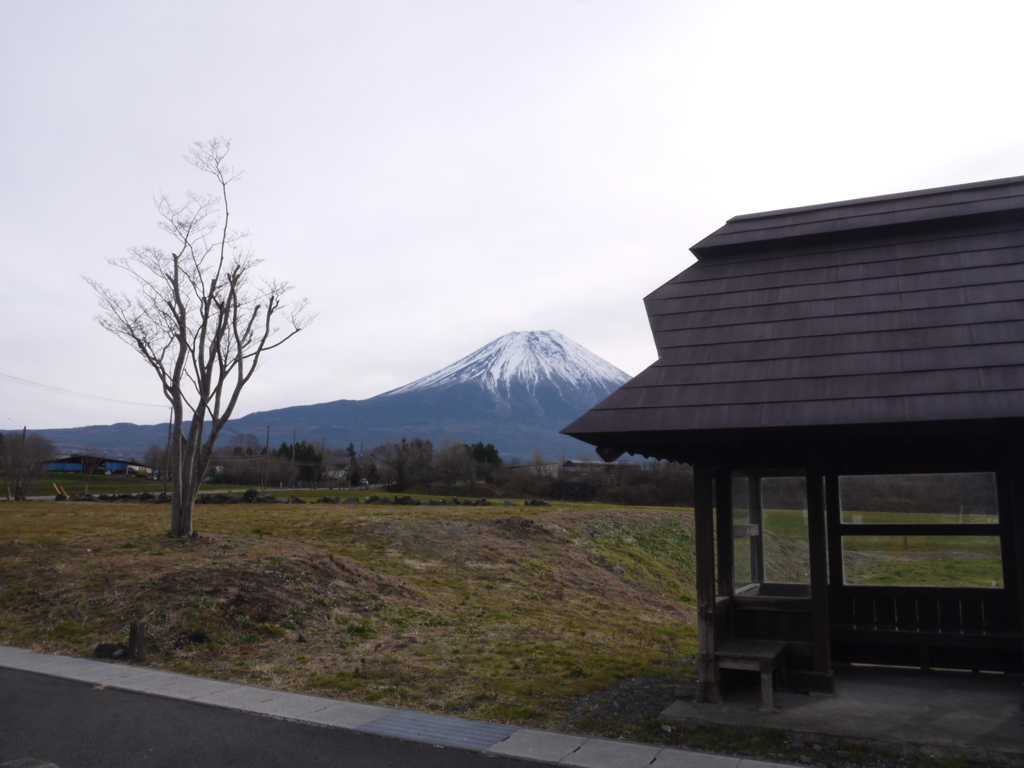 朝霧高原辺りのバス停。