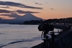 七里ヶ浜の夕陽とカメラ
