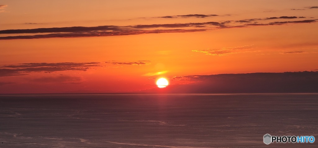 弥彦山頂上から佐渡に沈む夕日