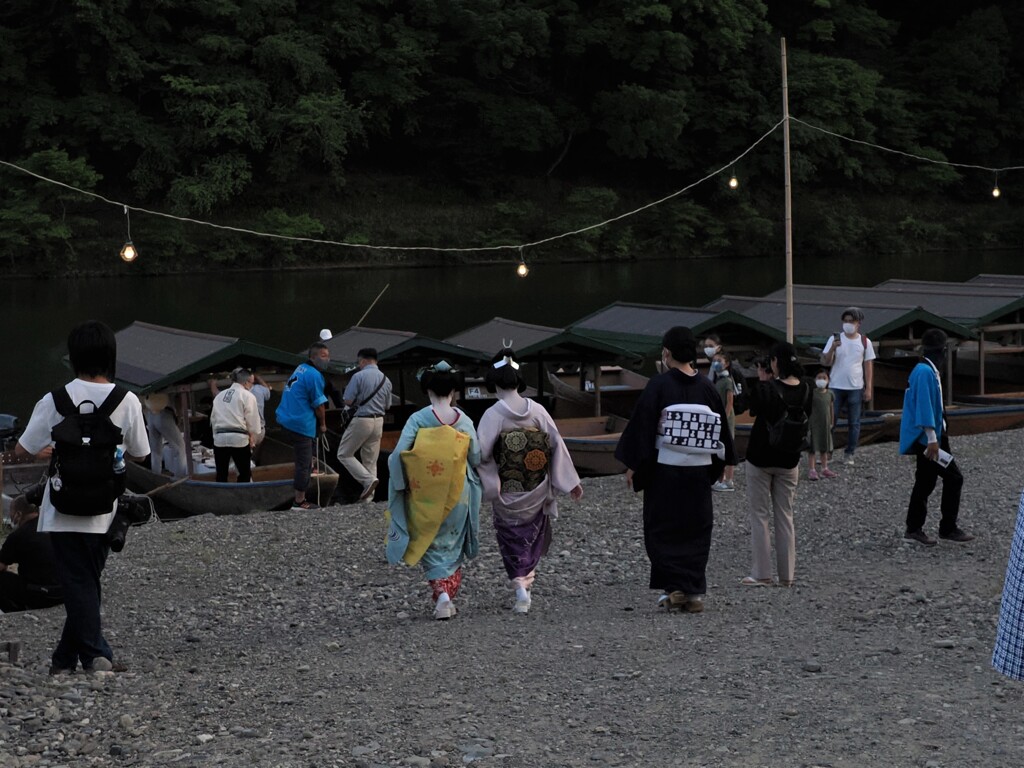 鵜飼屋形船へ向かう芸者さん