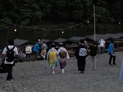 鵜飼屋形船へ向かう芸者さん