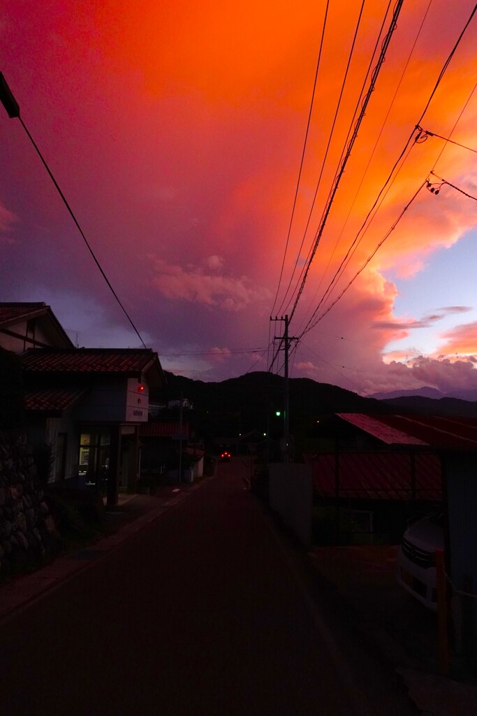日が沈んだ後の赤い雲　高遠自宅前より