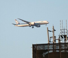 品川区上空を飛ぶＡＮＡ　会社工場より撮影