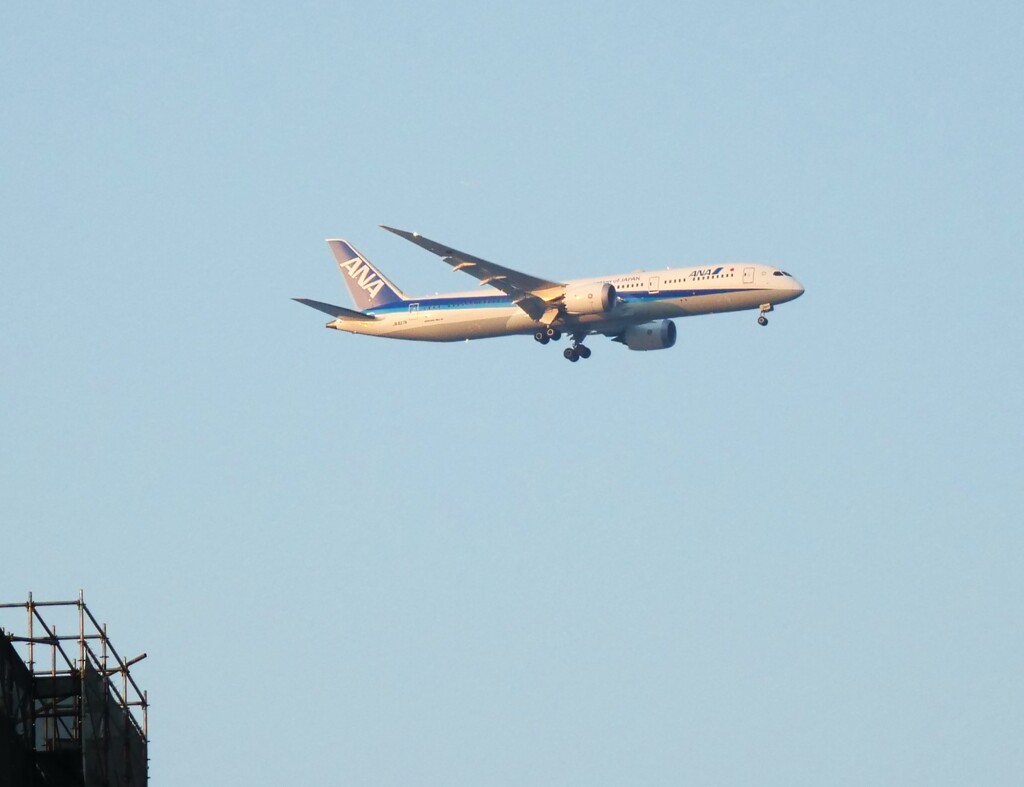 品川上空を飛ぶＡＮＡ　Ⅱ　　会社工場より撮影