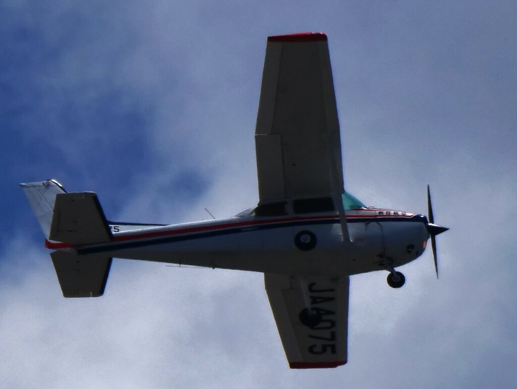 飛行機Ⅱ　撮っているだけで楽しい！　　朝日航空と文字が見える