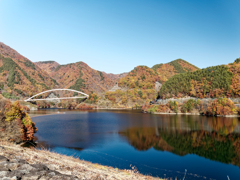塩川ダム湖の紅葉   